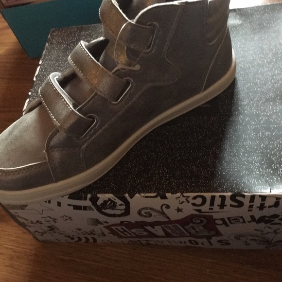 Other - NWT children silver gym shoes